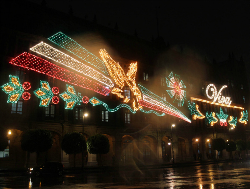 Además de 20 mil focos, se utilizan 10 mil metros de guirnalda, 15 mil metros de cable y 10 mil metros de manguera luminosa multicolor para los adorno