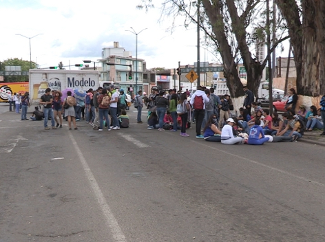 Normalistas bloquearon las principales arterias de la capital michoacana desquiciando el tránsito vehicular.