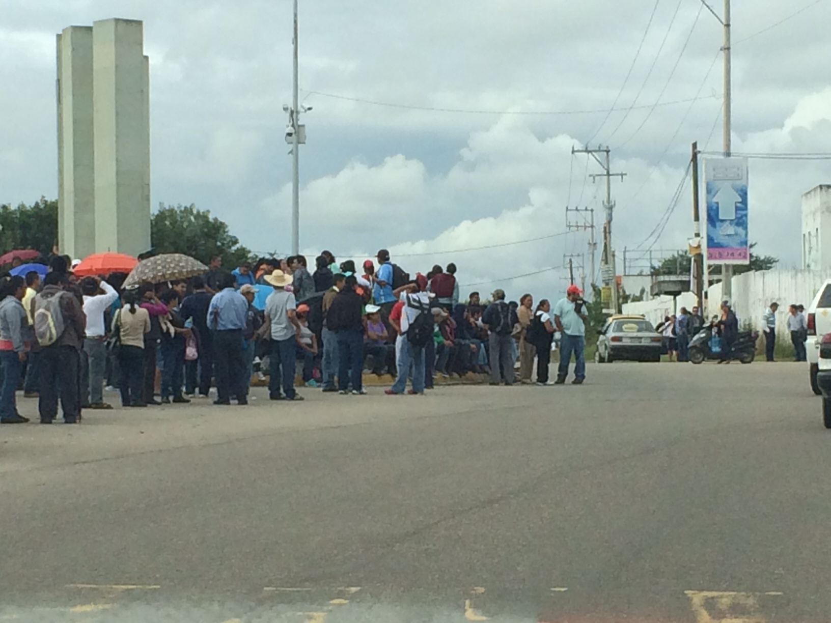 Normalistas y maestros cerraron los accesos a la Cámara de Diputados. 