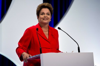 La presidenta de Brasil, Dilma Rousseff, durante el segundo debate televisivo en Sao Paulo