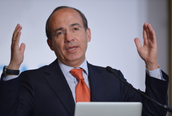 El ex presidente de México, Felipe Calderón, durante su intervención hoy ante la CAF en Washington