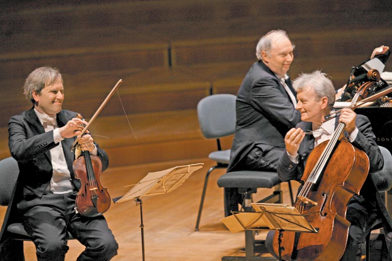 Tres músicos para igual número de obras.