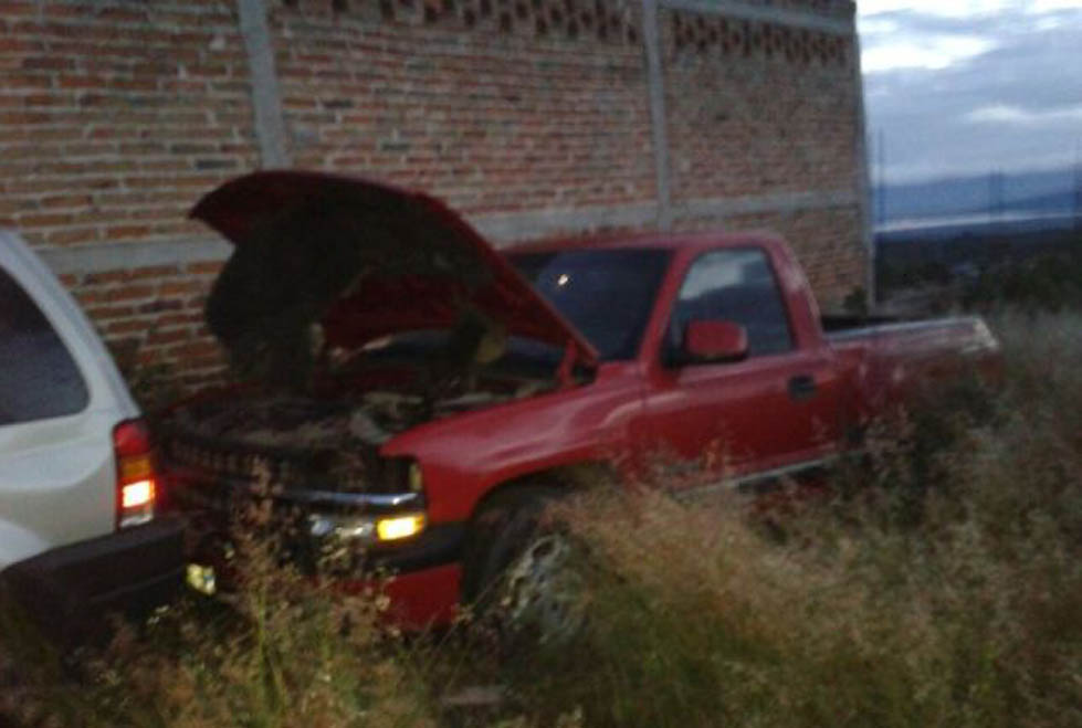Chevrolet pick up tipo Silverado roja contaba con reporte de robo.