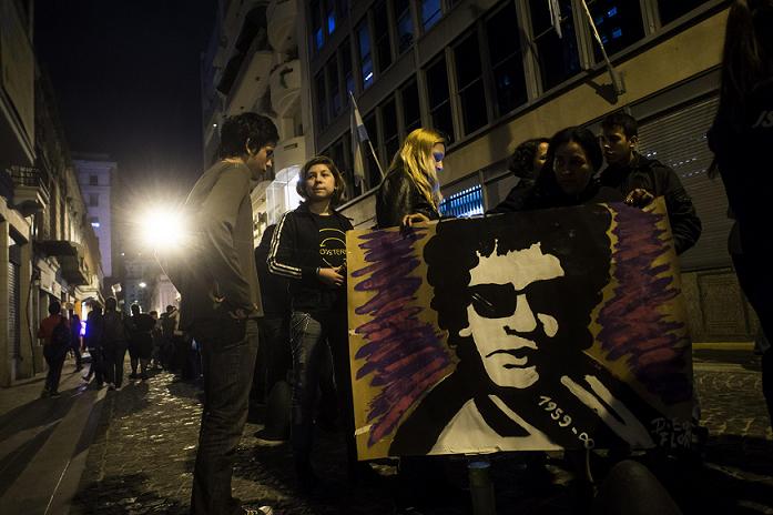 Fanáticos del músico a la espera de ingresar al palacio legislativo de Argentina. 