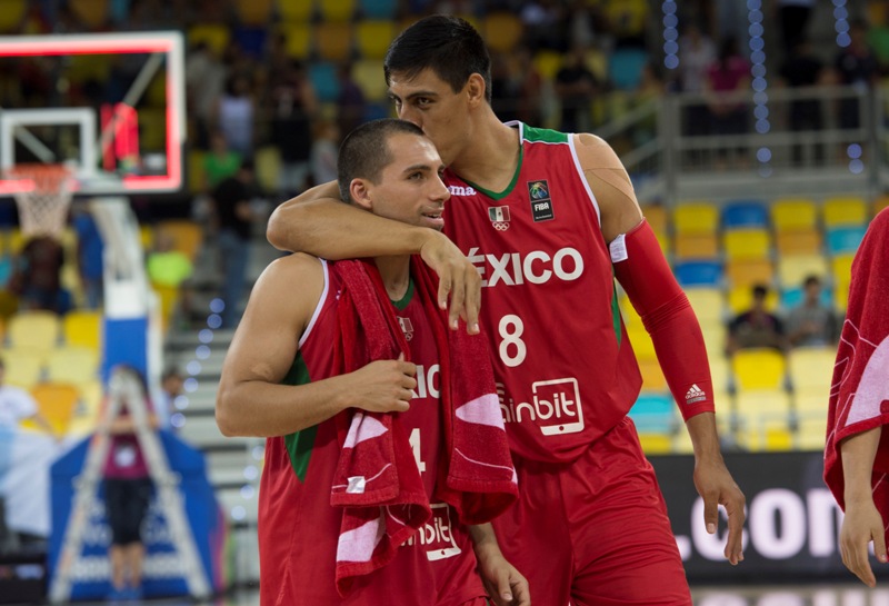 Gustavo Ayón celebra con sus compañeros 