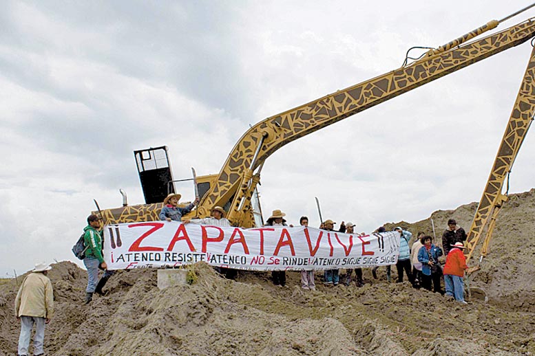 Pobladores de Atenco tomaron maquinaria que labora en la zona.