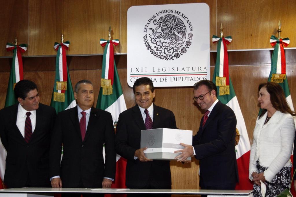 Entrega de la propuesta del paquete económico 2015. 