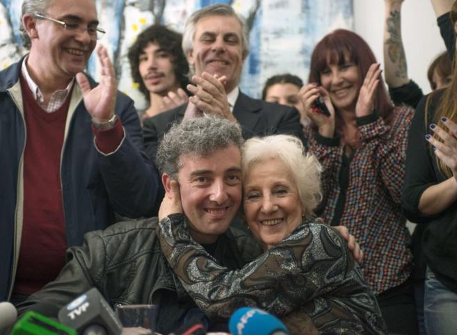 Ignacio Guido y su abuela, Estela de Carlotto, durante su reciente reencuentro en Buenos Aires