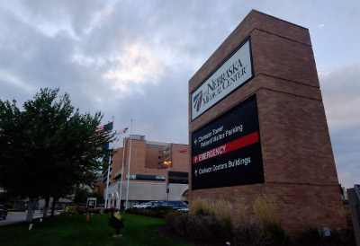 Llega a Estados Unidos tercer paciente contagiado con ébola, quien será atendido en un hospital en Nebraska.