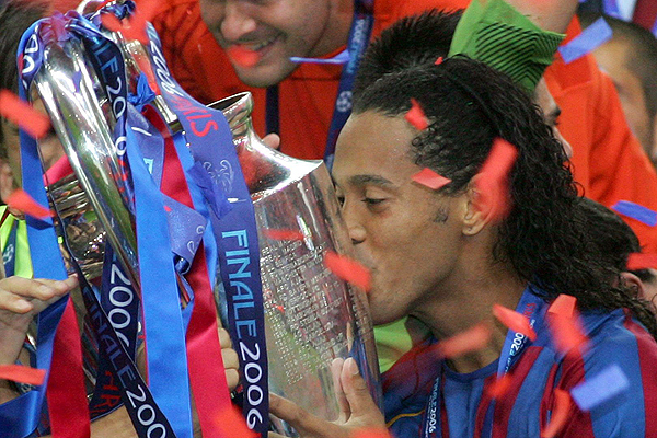 Ronaldinho con la Copa de la Liga de Campeones 2005-2006