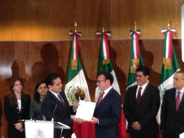 El secretario de Hacienda, Luis Videgaray, entregó al presidente de la mesa directiva de la Cámara de Dopitados, Silvano Aureoles, el paquete económic
