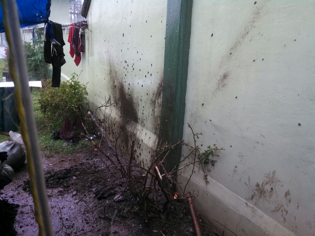 Al sitio se trasladaron agentes de la Policía Federal, quienes desplegaron un operativo en la zona para tratar de ubicar y detener a los agresores.
