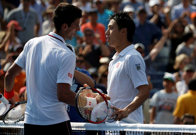 Novak Djokovic y Kei Nishikori se dan la mano al termino del duelo 