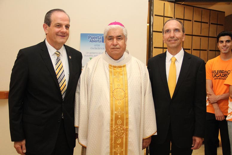 El rector Antonio Dieck y el arzobispo Rogelio Cabrera encabezaron el acto.