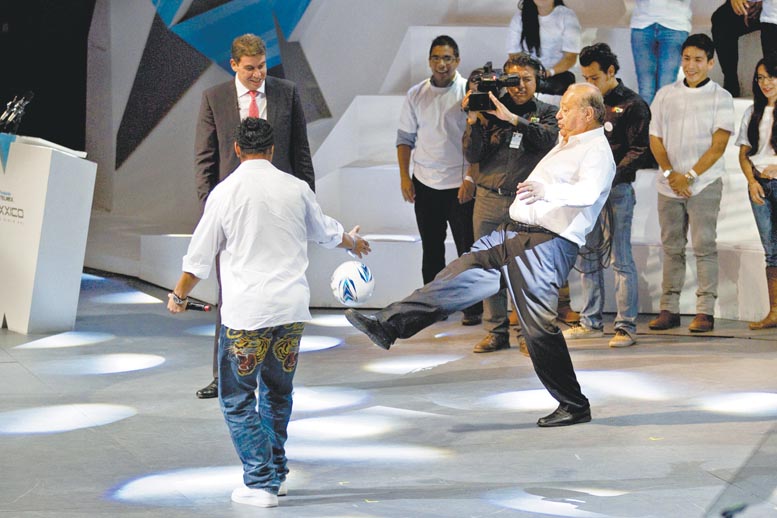 Ronaldinho, flamante refuerzo del Querétaro, se echó una cascarita con Carlos Slim.