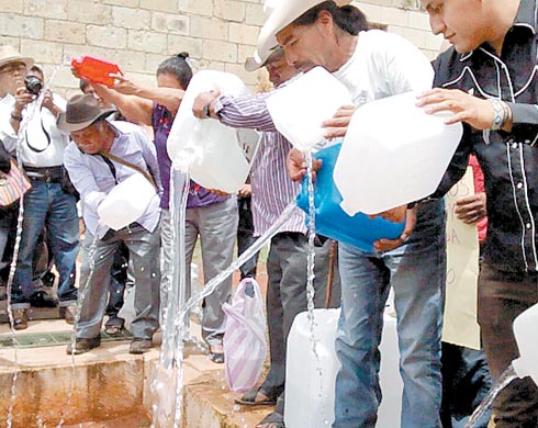 En la semana productores de Oaxaca tiraron producto ilegal. 