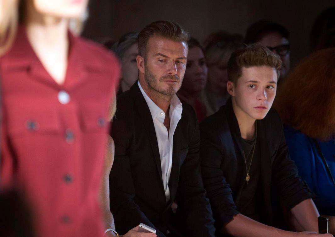 David Beckham y su hijo Brooklyn disfrutaron del desfile. 