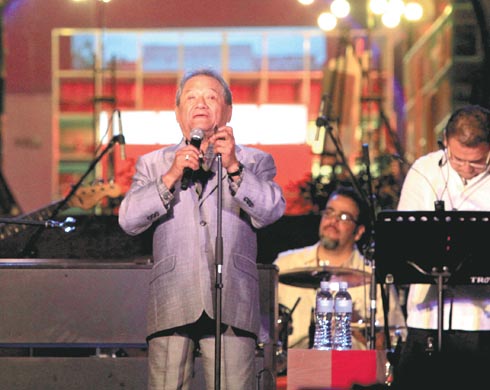 El cantante deleitó a los sampetrinos con su voz y sentimiento. 