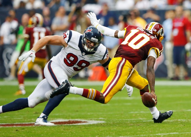 J.J. Watt presiona a Robert Griffin III