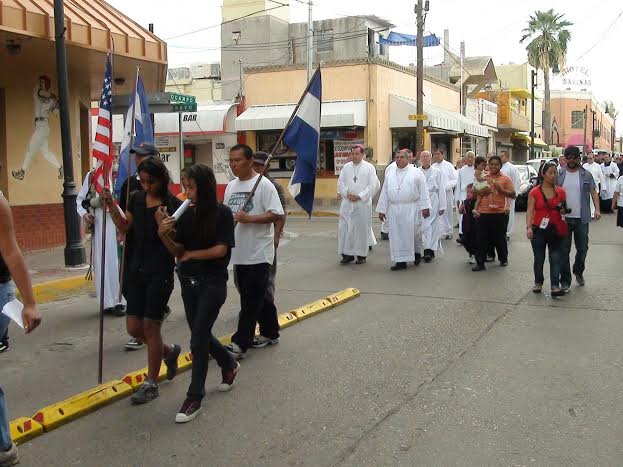 Marchaban representando el caminar de los migrantes.