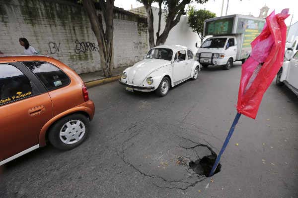 Solo 340 mil 086 personas creen que las vialidades son reparadas inmediatamente tras recibir un daño, es decir, un 11.3 por ciento.