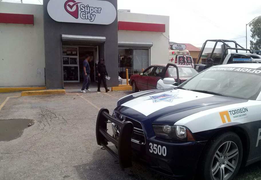 Un par de hombres armados cometieron un asalto en una tienda de conveniencia situada al oriente del bulevar Independencia, en Torreón.