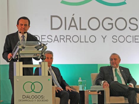 El funcionario dio una conferencia a empresarios y políticos.