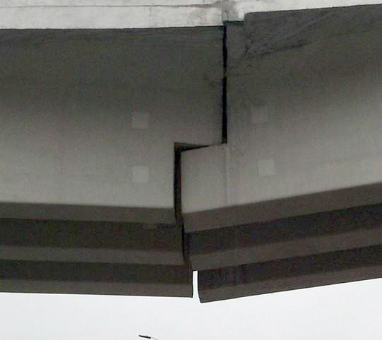 El puente tiene daños en su estructura. 