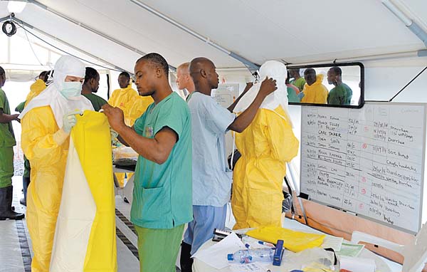 Especialistas se preparan para salir a una zona de alto riesgo en el hospital Elwa de Liberia. 