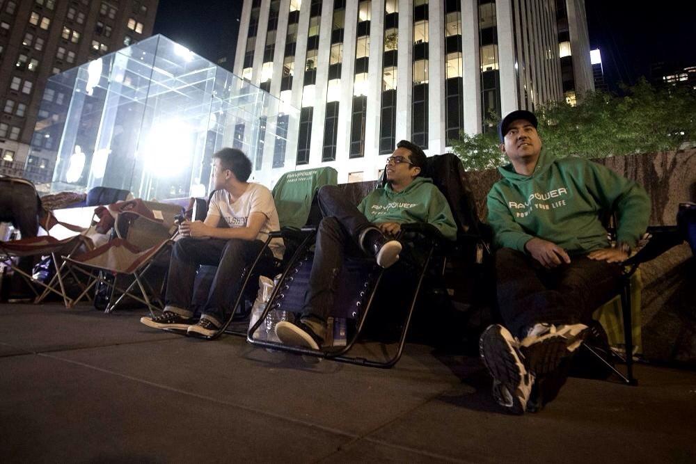 Estadunidenses hacen fila afuera de una tienda de Apple para comprar el nuevo iPhone.