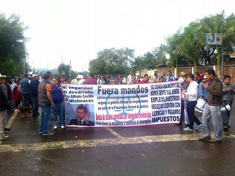 Los inconformes convocaron al bloqueo a través de las redes sociales para exigir que frenen los  presuntos abusos de policías municipales. 
