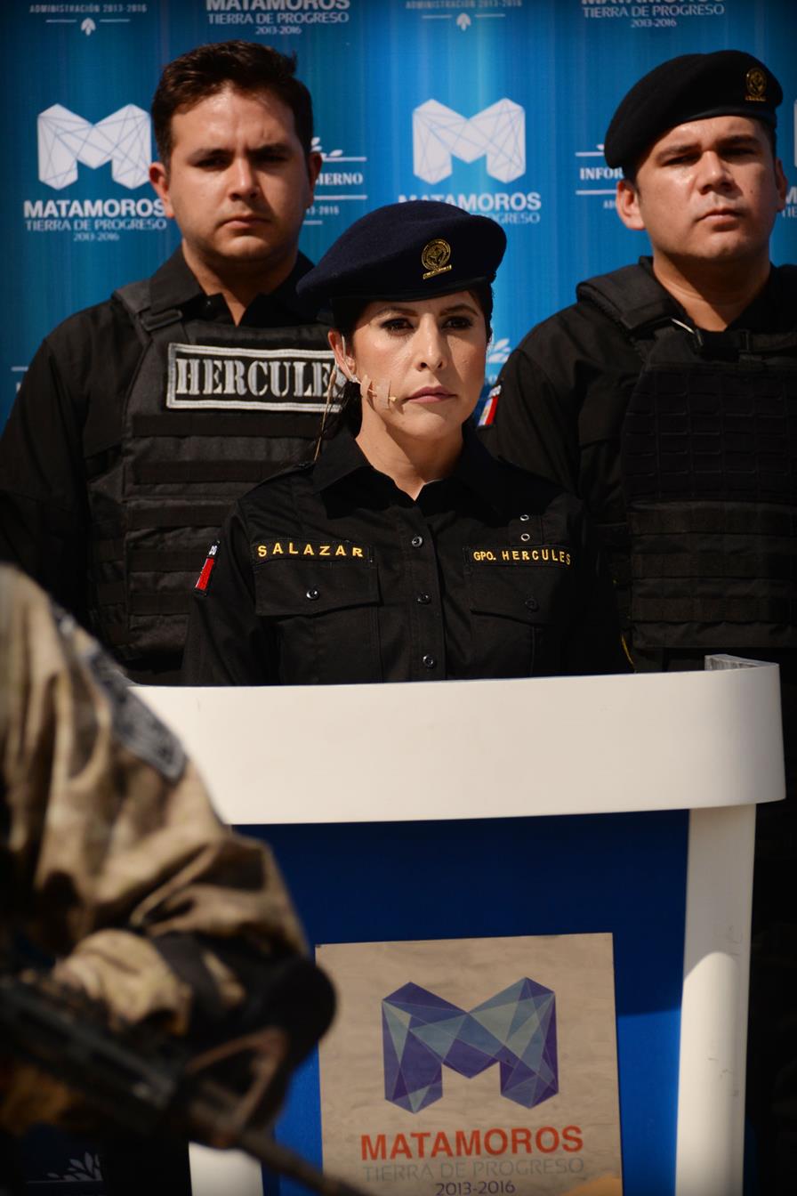 Lety Policia, este es el último y más reciente atuendo utilizado por la alcaldesa, al presentar al grupo Hércules.