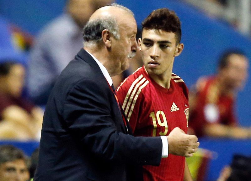 Munir conversando con su entrenador momentos antes de entrar al terreno de juego 