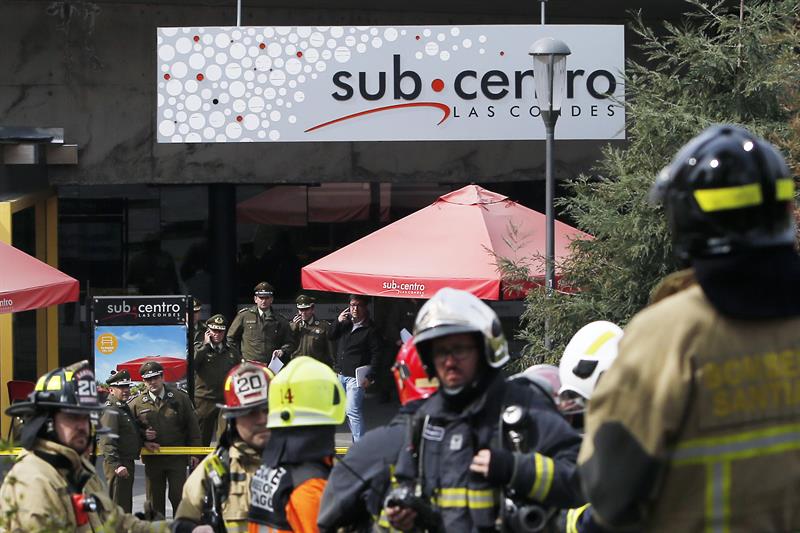 Policías y bomberos chilenos atienden la emergencia generada por la explosión hoy en Santiago 