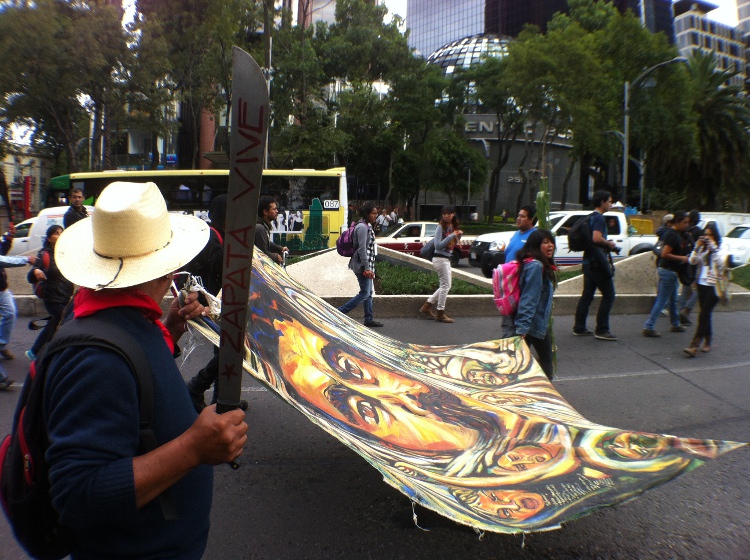 Unos 200 ejidatarios avanzaron sobre Reforma.