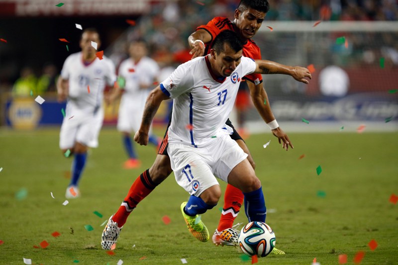 Gary Medel en el juego contra México 