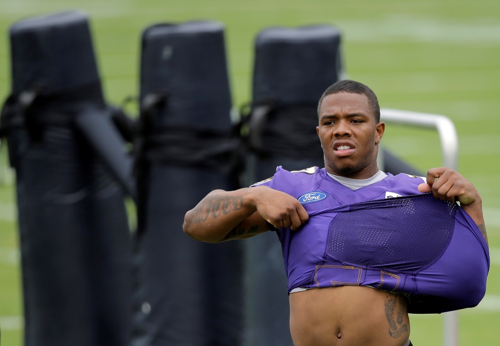 Ray Rice se despoja de su jersey luego de un entrenamiento con los Cuervos de Baltimore 