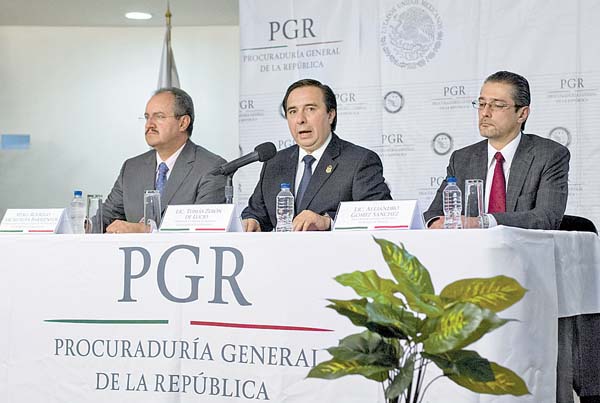 Tomás Zerón de Lucio, titular de la Agencia de Investigación Criminal (centro).