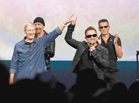La banda irlandesa junto a Tim Cook, el CEO de la compañía.