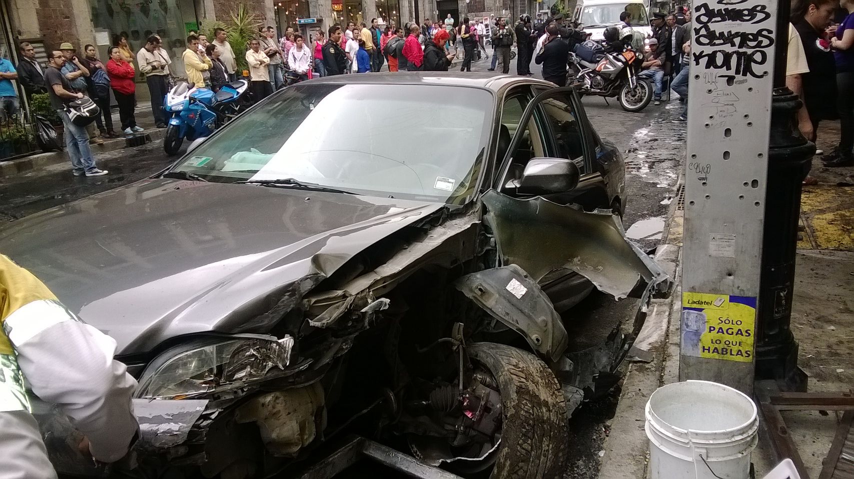 El auto fue remolcado por una grúa de la SSPDF.