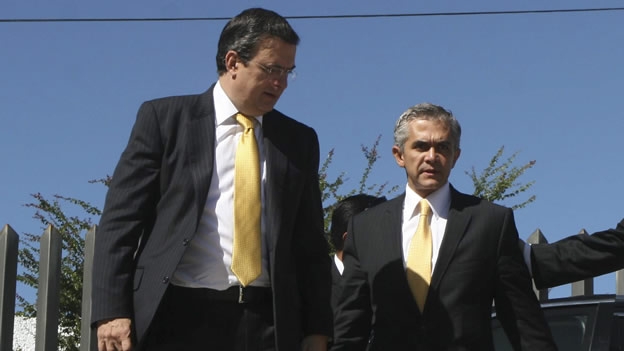 El ex jefe de Gobierno capitalino, Marcelo Ebrard, y el actual, Miguel Ángel Mancera. Archivo.