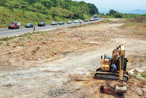 La vía tiene dos carriles y el plan es ampliarla a cuatro.
