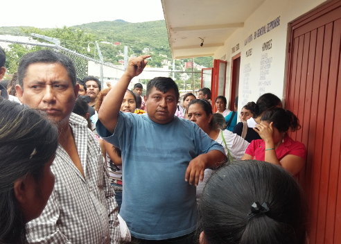 Los familiares protestaron por un presunto cateo. 