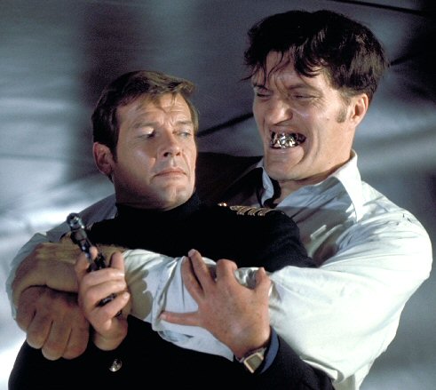 Richard Kiel con Roger Moore en el filme '007: La Espía que me Amó' 