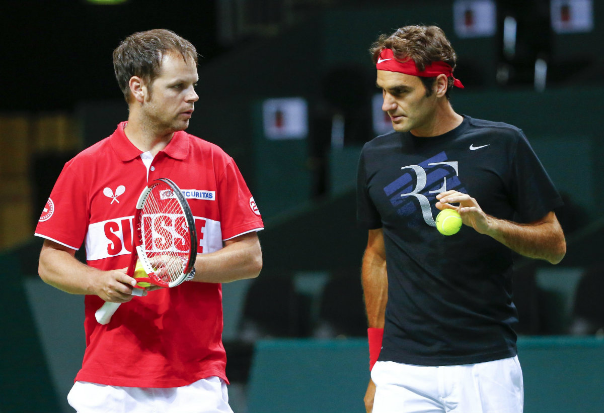 Roger Federer y el capitan de Suiza Severin Luethi  