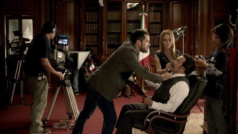 En la película Alfonso Herrera da vida a un periodista.