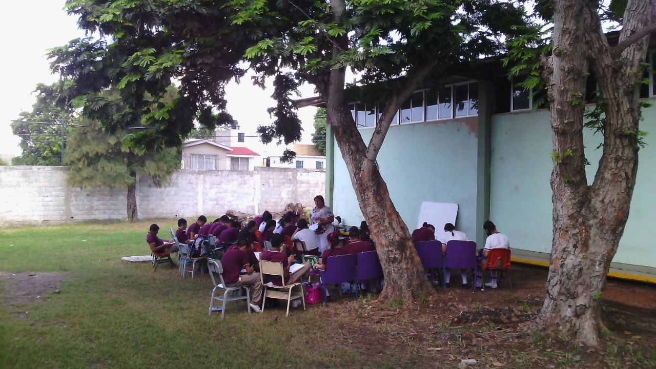 escuela sin luz, alumnos calor, golpe de calor