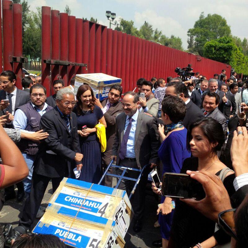 Gustavo Madero empujó el "diablito" con las cajas.