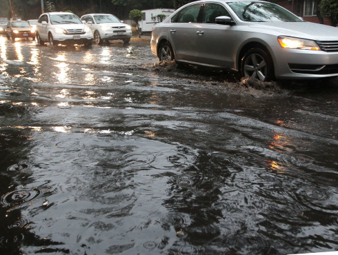 La lluvia y en algunos casos granizo han provocado encharcamientos en algunos puntos del Distrito Federal.