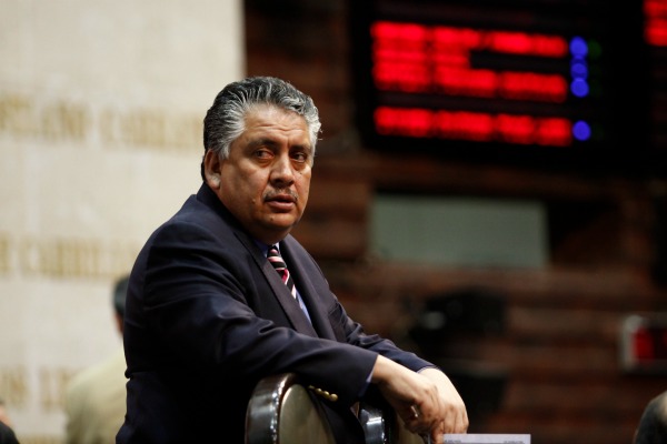El perredista Guadalupe Acosta Naranjo, consejero nacional del partido, dijo que van 12 amparos presentados por presidentes municipales del PRD contra